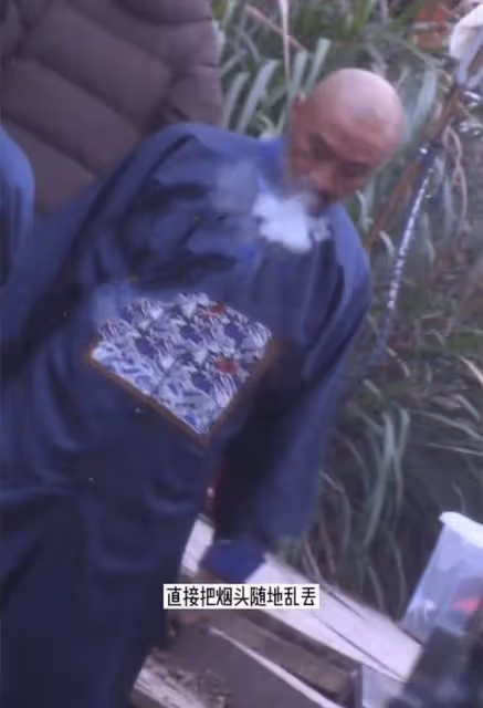 52歲黃志忠被批沒素質,在禁菸區吞雲吐霧丟菸頭,周圍滿是易燃物