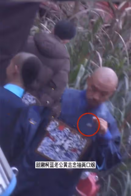 52歲黃志忠被批沒素質,在禁菸區吞雲吐霧丟菸頭,周圍滿是易燃物