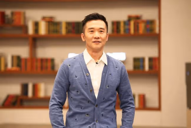 52歲黃志忠被批沒素質,在禁菸區吞雲吐霧丟菸頭,周圍滿是易燃物