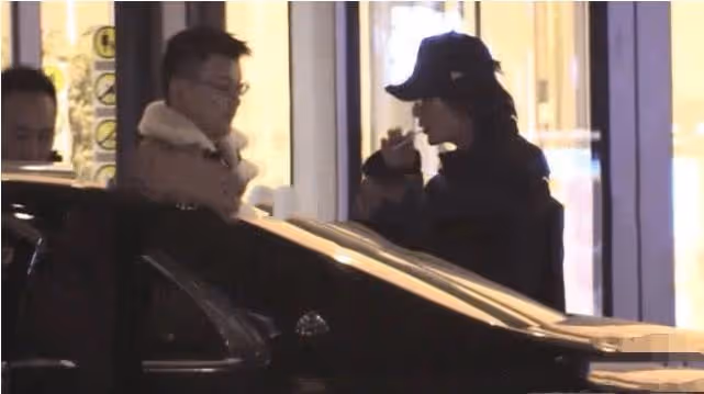 52歲黃志忠被批沒素質,在禁菸區吞雲吐霧丟菸頭,周圍滿是易燃物