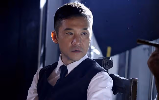 52歲黃志忠被批沒素質,在禁菸區吞雲吐霧丟菸頭,周圍滿是易燃物