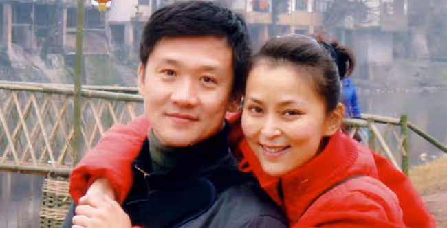 52歲黃志忠被批沒素質,在禁菸區吞雲吐霧丟菸頭,周圍滿是易燃物