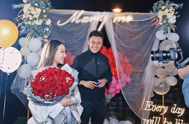 恭喜！TVB著名肌肉型男向圈外女友求婚成功，兼職做健身教練賺錢