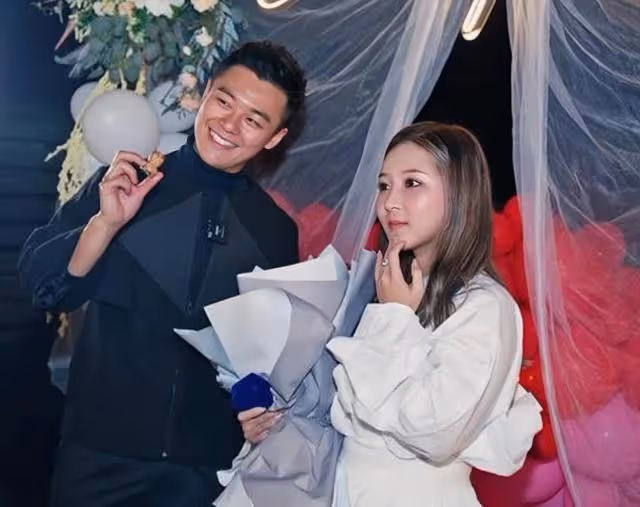 恭喜！TVB著名肌肉型男向圈外女友求婚成功，兼職做健身教練賺錢