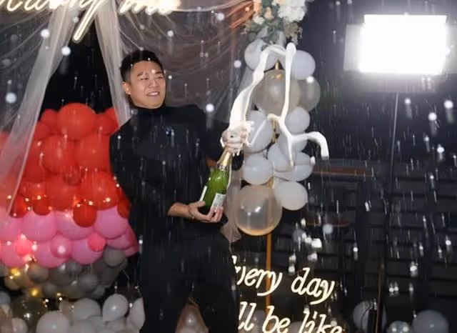 恭喜！TVB著名肌肉型男向圈外女友求婚成功，兼職做健身教練賺錢