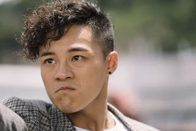 恭喜！TVB著名肌肉型男向圈外女友求婚成功，兼職做健身教練賺錢