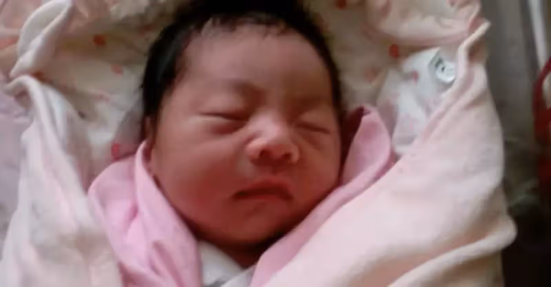 二胎我生了一個兒子，可出產房看到婆婆一家人的表現，我後悔了