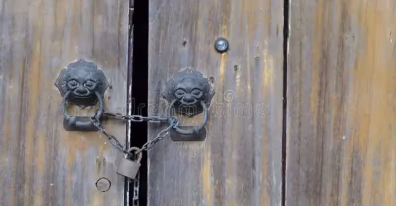 公婆年老想住我家，我拿出一物反問：你忘記這把被砸爛的鎖頭了嗎