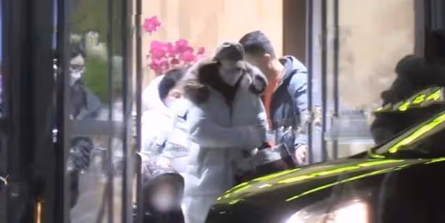 baby帶娃工作被偶遇,4歲小海綿身旁多人照顧,身高已達媽媽腰部