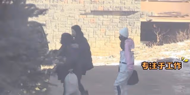 baby帶娃工作被偶遇,4歲小海綿身旁多人照顧,身高已達媽媽腰部