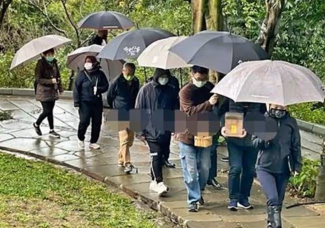陳松勇正式下葬!乾兒子冒雨將骨灰埋進3個洞,不見爭遺產的二弟