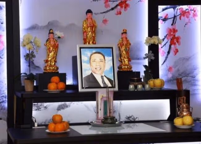 陳松勇正式下葬!乾兒子冒雨將骨灰埋進3個洞,不見爭遺產的二弟