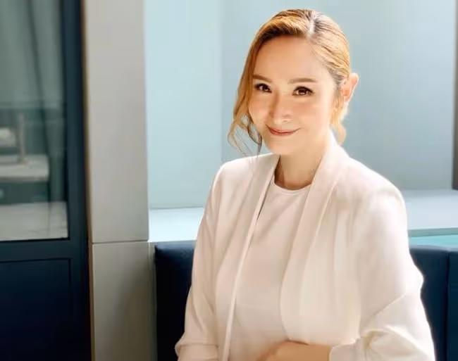 42歲TVB女星內地工作,小店首嘗豆汁眉頭緊鎖,仍堅持把它吃完
