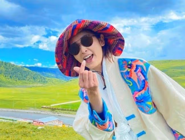 42歲TVB女星內地工作,小店首嘗豆汁眉頭緊鎖,仍堅持把它吃完