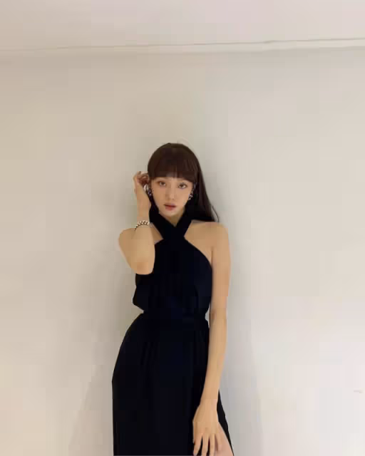 不科學比例?李聖經曬性感禮服照 網友:這根本就是12頭身了