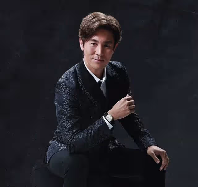TVB視帝愛妻驚喜現身,五官精緻身材凹凸有致,氣質不輸同場女星