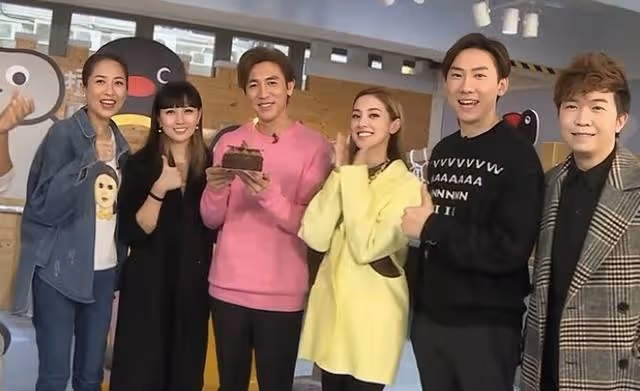 TVB視帝愛妻驚喜現身,五官精緻身材凹凸有致,氣質不輸同場女星