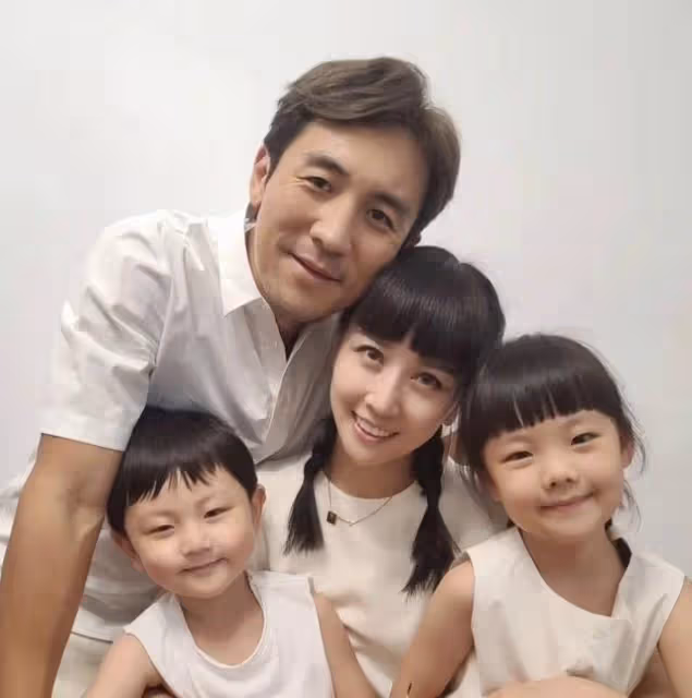 TVB視帝愛妻驚喜現身,五官精緻身材凹凸有致,氣質不輸同場女星