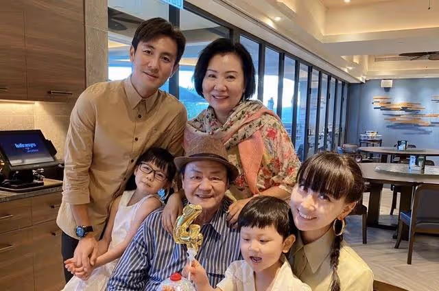 TVB視帝愛妻驚喜現身,五官精緻身材凹凸有致,氣質不輸同場女星