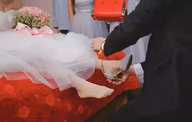 男子接親被女方親戚惹怒，新娘找來舅舅幫忙：元旦輪到你家辦喜事