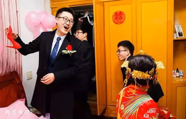 男子接親被女方親戚惹怒，新娘找來舅舅幫忙：元旦輪到你家辦喜事