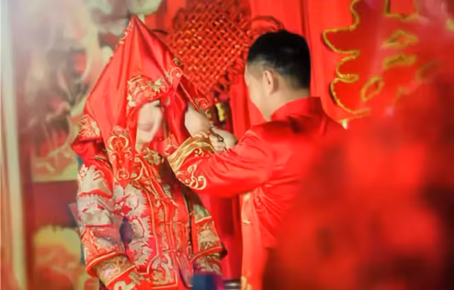 男子接親被女方親戚惹怒,新娘找來舅舅幫忙:元旦輪到你家辦喜事