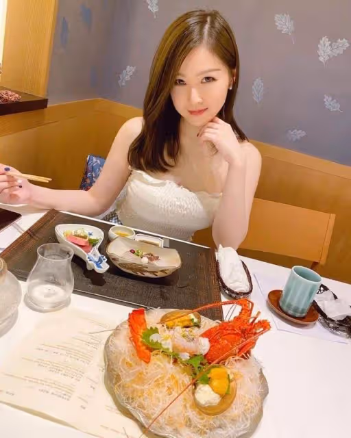 35歲TVB離巢童顏女神久違露面,餐廳與友敘舊,性感造型引圍觀