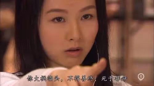 35歲TVB離巢童顏女神久違露面,餐廳與友敘舊,性感造型引圍觀