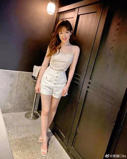 35歲TVB離巢童顏女神久違露面,餐廳與友敘舊,性感造型引圍觀