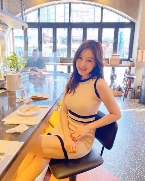 35歲TVB離巢童顏女神久違露面,餐廳與友敘舊,性感造型引圍觀