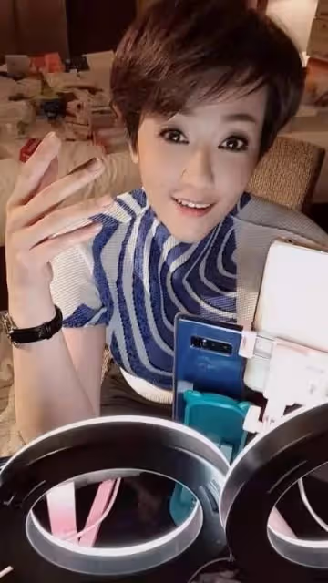 50歲女星回台探親,自曝在內地直播實現財富自由,月營收超4600萬