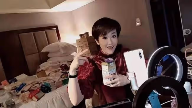 50歲女星回台探親,自曝在內地直播實現財富自由,月營收超4600萬