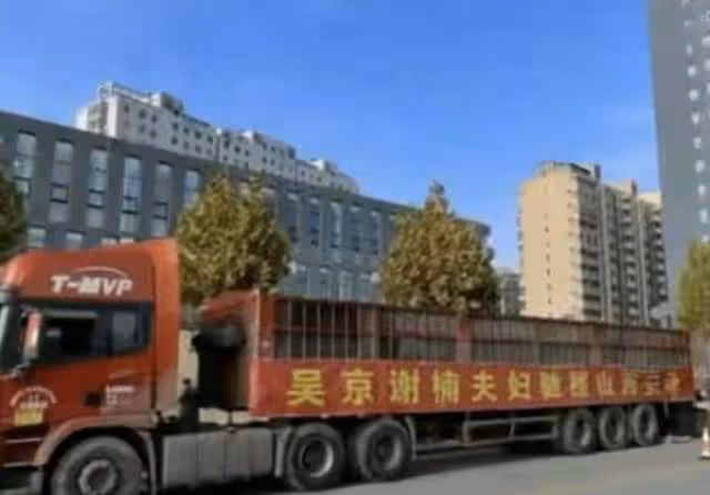 《三國》關羽馳援西安,新鮮蔬菜擺滿地,麵包車拉橫幅被指太高調