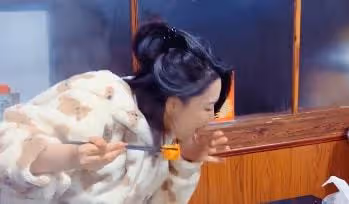 張馨予後知後覺,感嘆自己當時跳的拖拉機舞:現在看來居然有點二