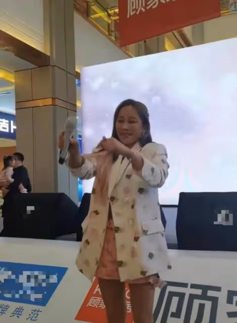 溫嵐商演場地簡陋觀眾冷清,面容僵硬疑似撞臉蕭亞軒,處境尷尬