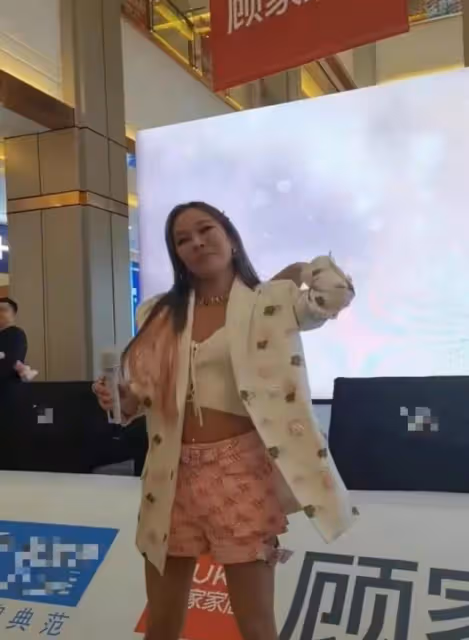 溫嵐商演場地簡陋觀眾冷清,面容僵硬疑似撞臉蕭亞軒,處境尷尬