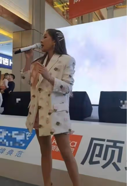 溫嵐商演場地簡陋觀眾冷清,面容僵硬疑似撞臉蕭亞軒,處境尷尬