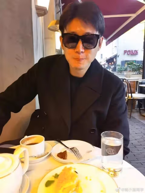 陸毅曬照慶46歲生日,手牽倆女兒超幸福,13歲貝兒身高超爸爸肩膀