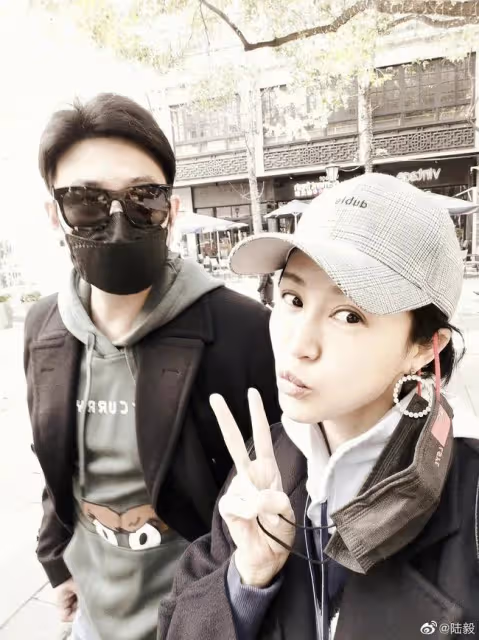 陸毅曬照慶46歲生日,手牽倆女兒超幸福,13歲貝兒身高超爸爸肩膀