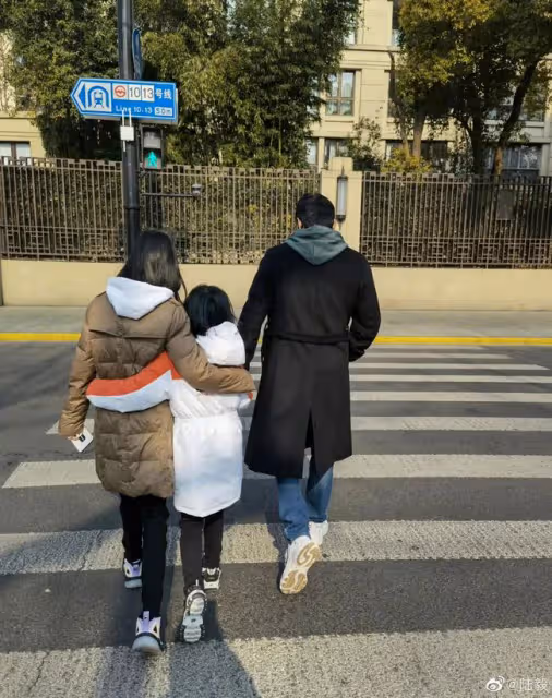 陸毅曬照慶46歲生日,手牽倆女兒超幸福,13歲貝兒身高超爸爸肩膀
