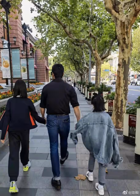 陸毅曬照慶46歲生日,手牽倆女兒超幸福,13歲貝兒身高超爸爸肩膀