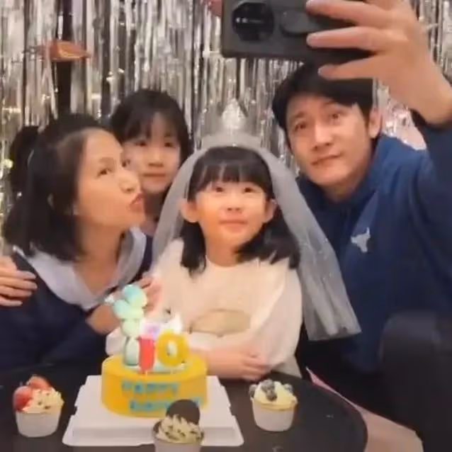 陸毅曬照慶46歲生日,手牽倆女兒超幸福,13歲貝兒身高超爸爸肩膀