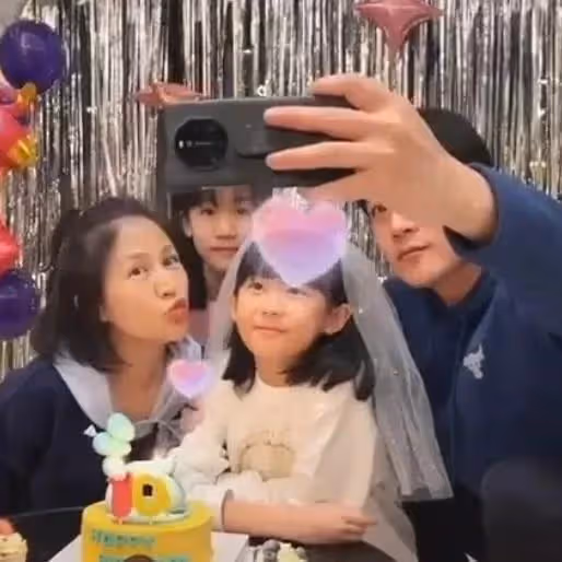 陸毅曬照慶46歲生日,手牽倆女兒超幸福,13歲貝兒身高超爸爸肩膀