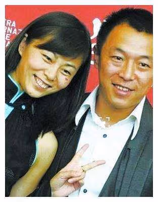 黃渤深夜回應出軌傳聞,「挽手」女子系女經紀人,大方曬照澄清