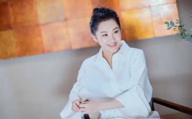 被稱為中國最美酒窩美女,眾多宅男夢中情人,今52歲狀態驚艷眾人