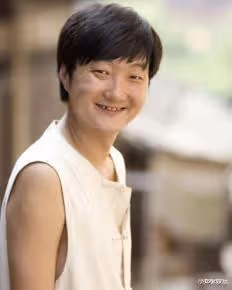 往丈夫身上潑髒水，情迷王大治和梁朝偉傳出緋聞，董潔現在下場如何？