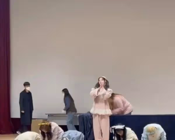 韓女團新年演出向韓國人民下跪,華人不肯下跪:中國人不許下跪