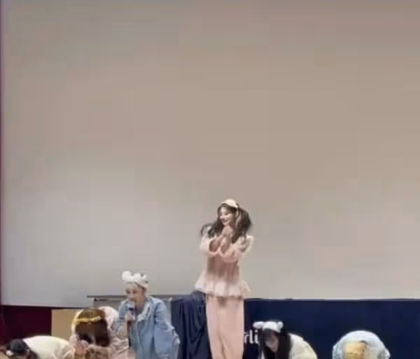 韓女團新年演出向韓國人民下跪,華人不肯下跪:中國人不許下跪