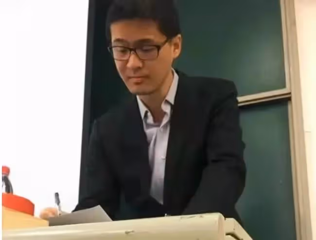 「法外狂徒」羅翔：從頂流教授到被逼退網，他到底做錯了什麼？