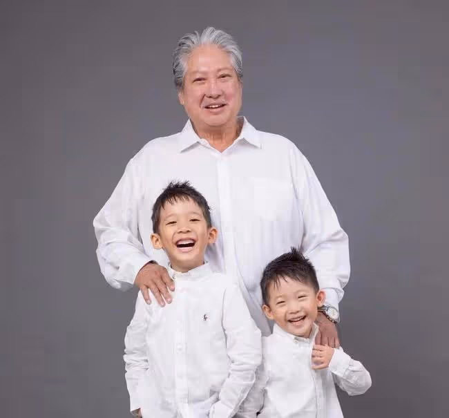 洪金寶迎70歲大壽!氣色紅潤緊摟倆孫子,祖孫三代同框如複製粘貼
